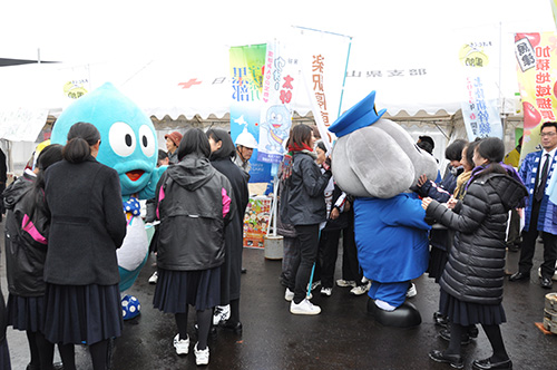 北陸新幹線試験列車歓迎式　ウォー太郎やくろワンなども集まりました