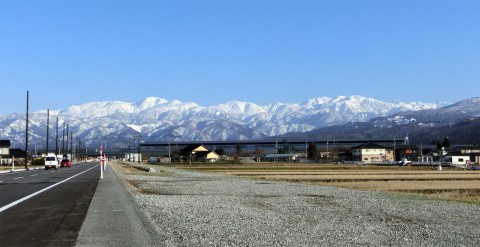 CIMG1875立山と駅舎-1